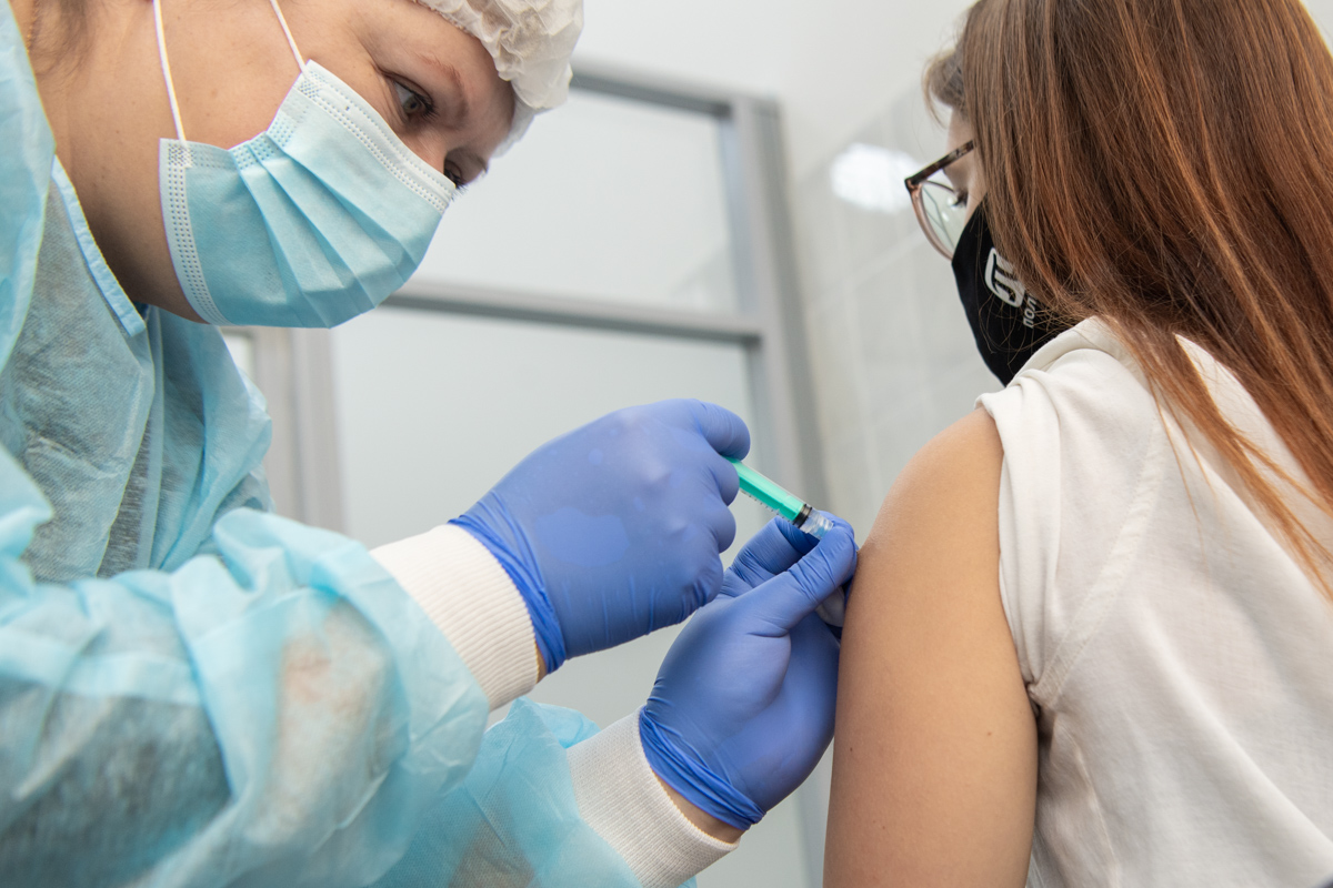 Политехники вакцинировались от коронавируса прямо в университете