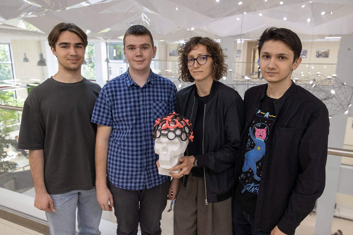 Студенты Политеха создают уникальный шлем для электроэнцефалографии