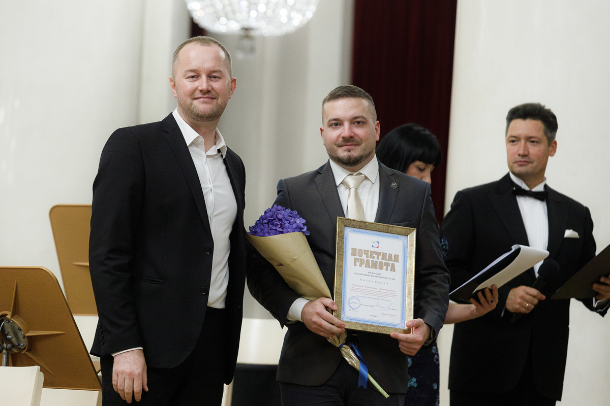 Владислав Крохмаль получил награду от Федерации независимых профсоюзов России