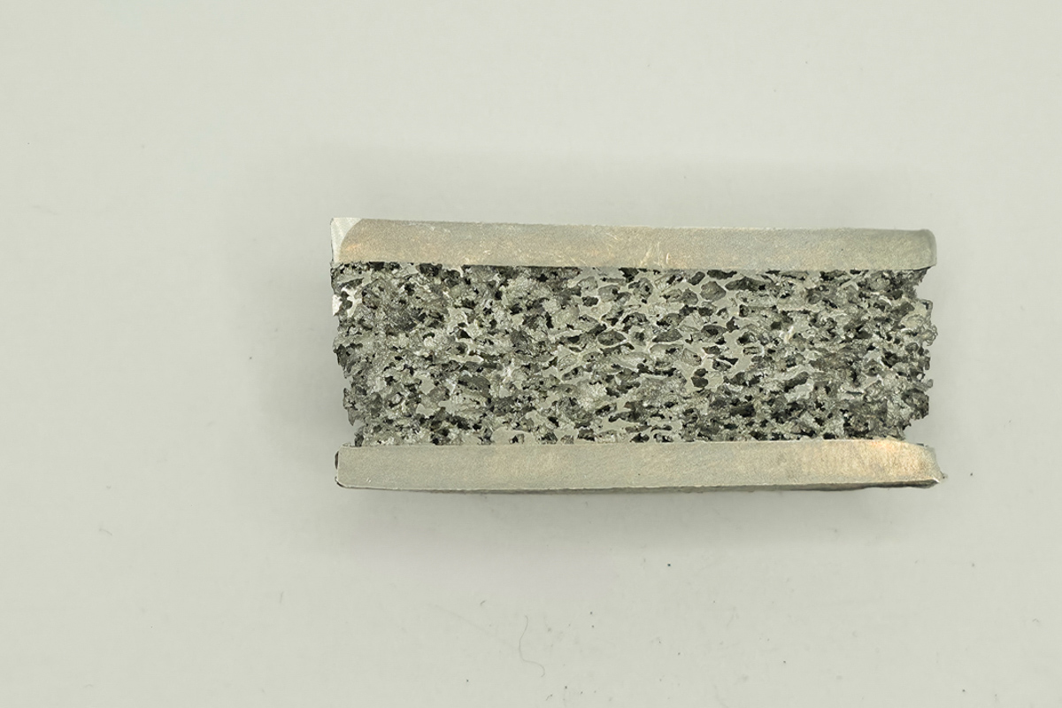 Учёные ИММиТ разрабатывают виброустойчивый композит на основе пеноалюминия для вагонов и бронеплит